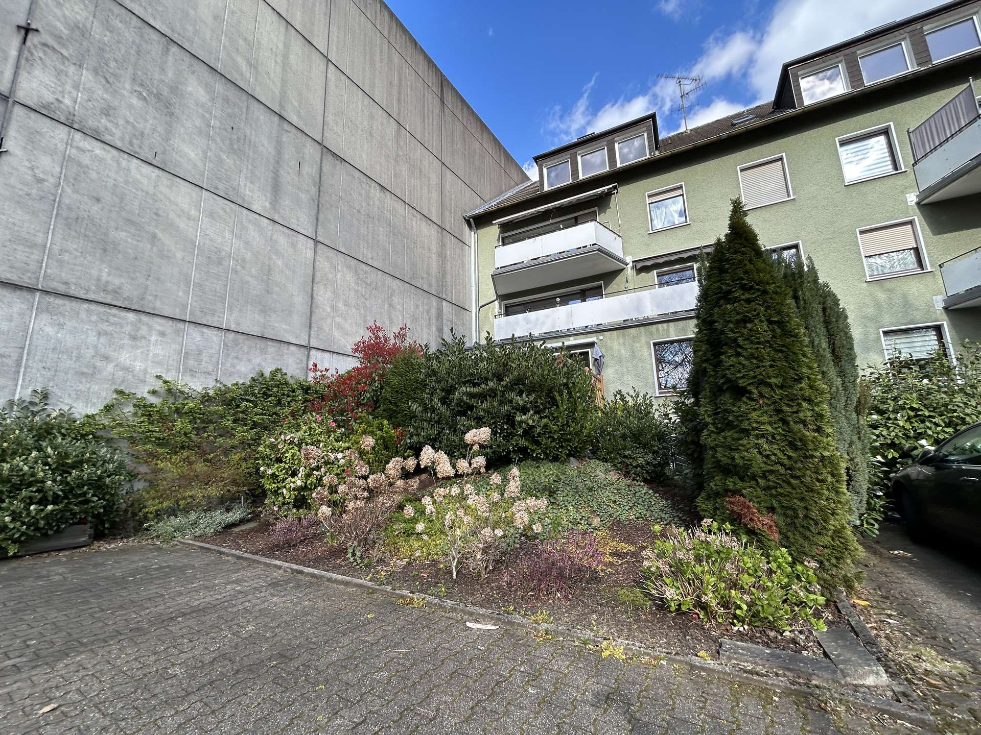 Garagenhof Blickrichtung Terrasse