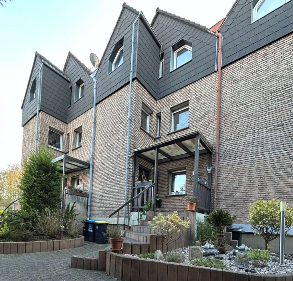 Reihenmittelhaus in Baukau | Einliegerwohnung 44m² mit EBK | Garten | 2 Balkone | 2 Garagen