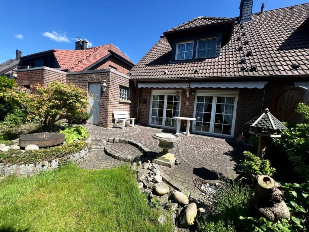 Doppelhaushälfte mit sonnigem Garten // 3-4 Schlafzimmer // Garage // in Spielstraße